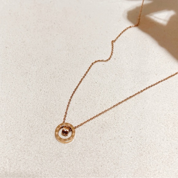 ✨ 18k gold plated rose gold Roman numeral necklace - Picture 11 of 11